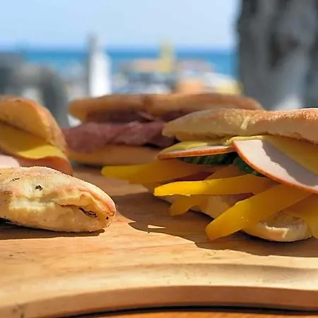 Marini Seaside شقة فندقية فاليراكي